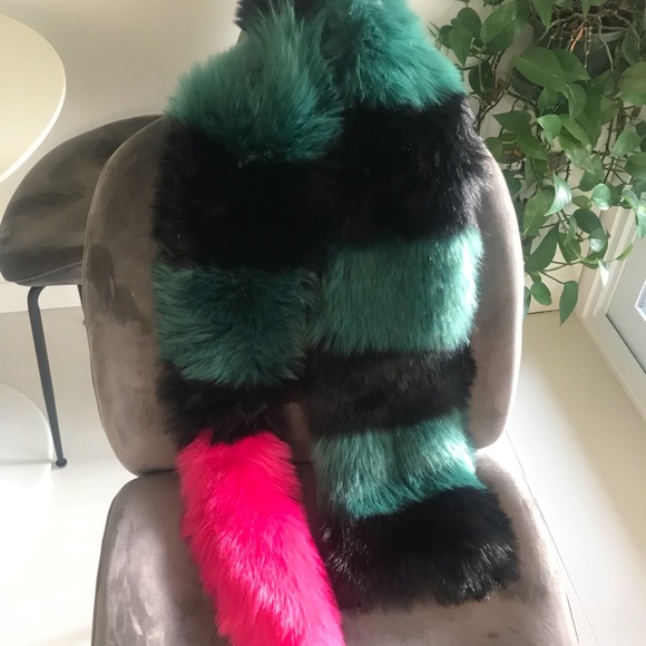 Charlotte Simone scarf - Picture 3 of 8